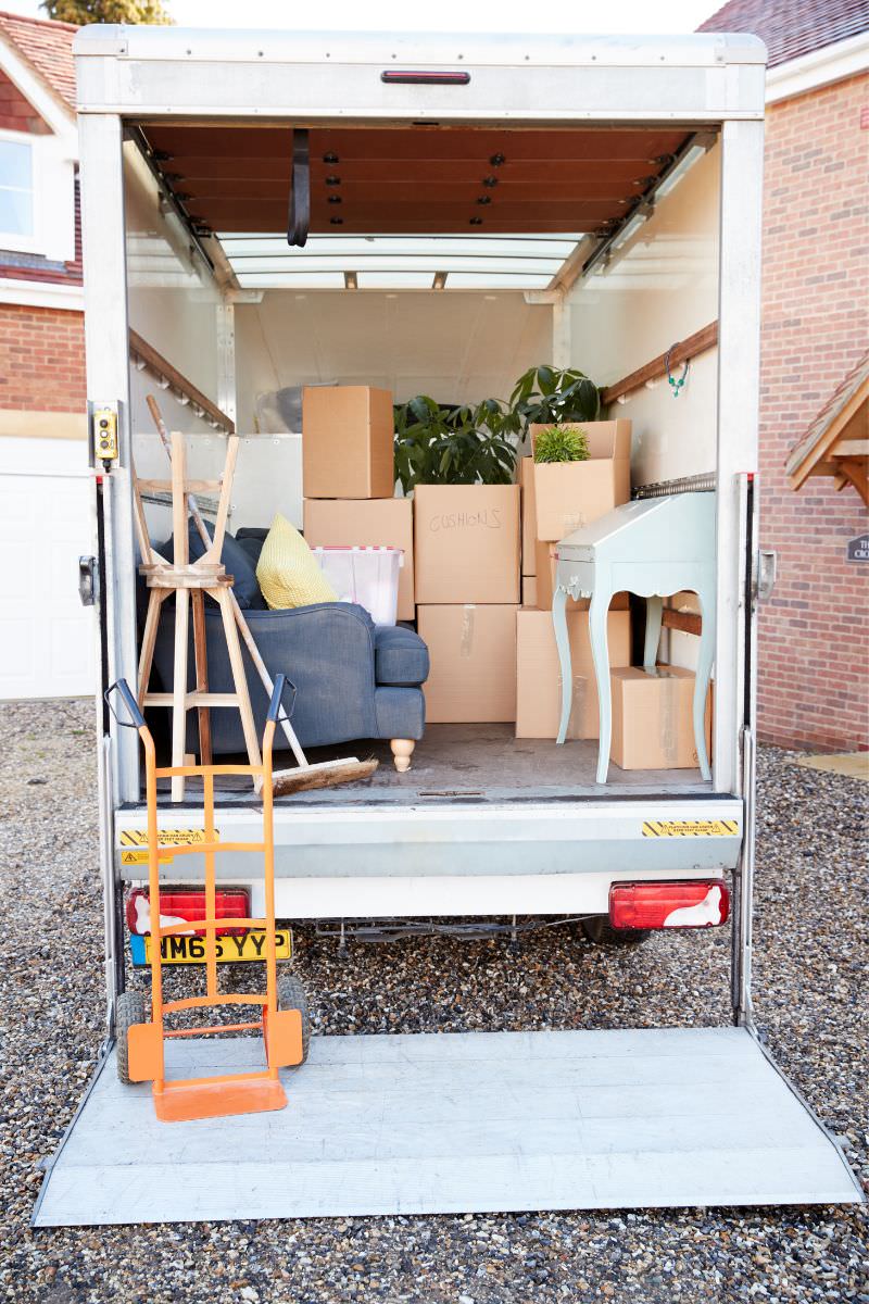 Umzugsunternehmen Heidenheim Umzugsunternehmen Heidenheim: Geöffneter Umzugs-LKW mit Kartons und Möbeln