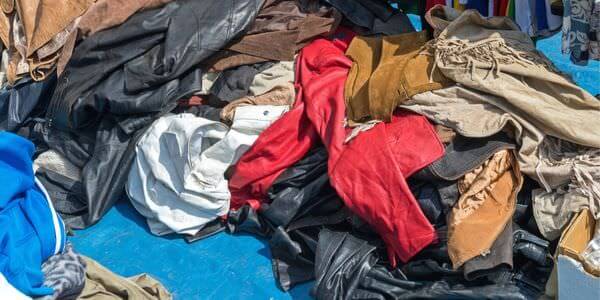 Entrümpelung in Heidenheim: Berg aus Kleidung und Stoffen