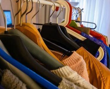 Entrümpelung in Heidenheim Entrümpelung in Heidenheim: Kleidung auf Bügeln in einem Raum
