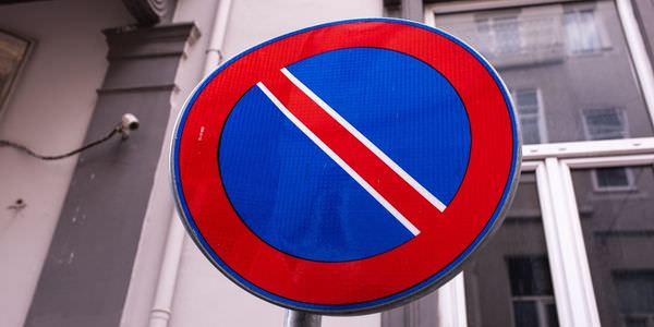 Halteverbotszone Heidenheim: Halteverbotsschild an einer Hauswand