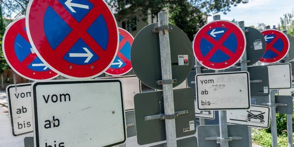 Mehrere Halteverbotsschilder mit Zusatzschildern an einer Straße – Stellplatz für den Umzugswagen