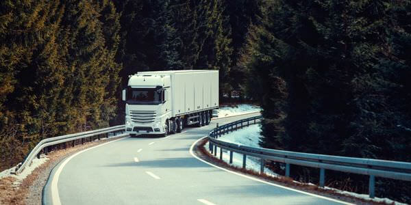 Klaviertransport Heidenheim: Lkw fährt auf einer kurvigen Straße durch den Wald