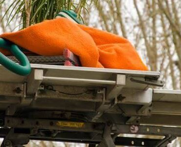 Möbellift in Heidenheim Möbellift transportiert ein Bündel Bettzeug nach oben – Möbellift in Heidenheim