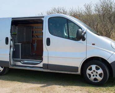 Transporter mieten in Heidenheim Weißer Transporter mit geöffneter Schiebetür – Transporter mieten in Heidenheim